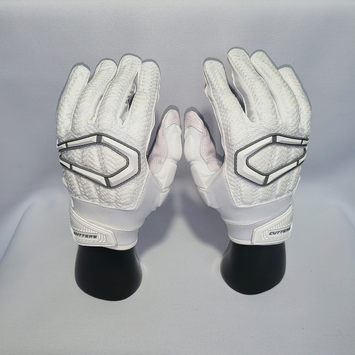 Cutters GAMER 3.0 White Football Gloves - L and XL Solid Pattern Palm