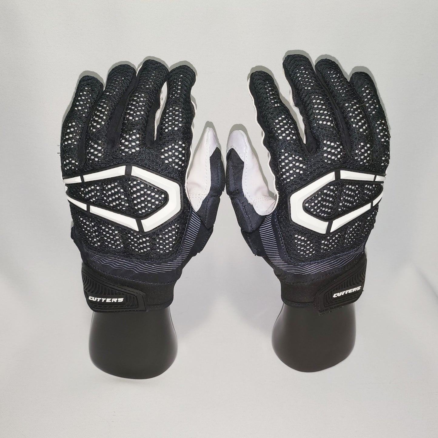 Cutters GAMER 3.0 Black Football Gloves - L and XL Solid Pattern Palm