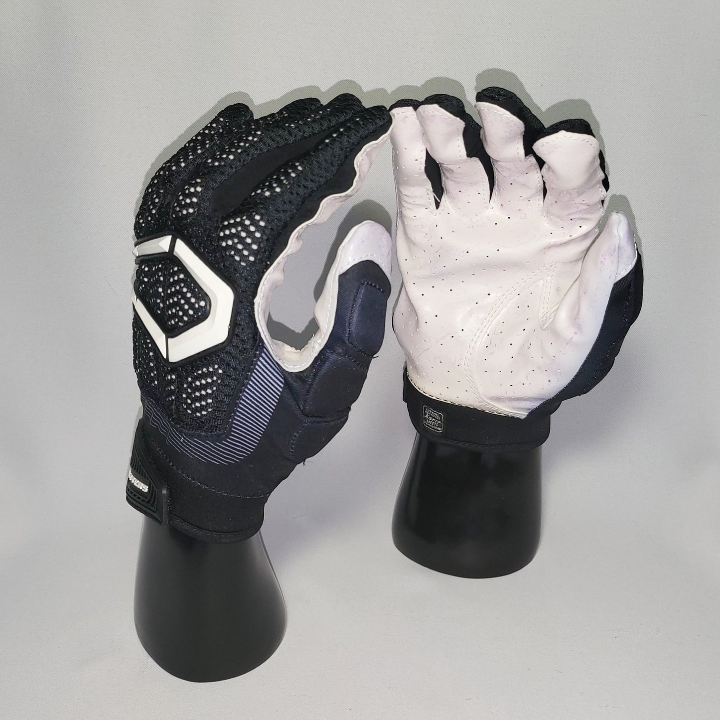 Cutters GAMER 3.0 Black Football Gloves - L and XL Solid Pattern Palm